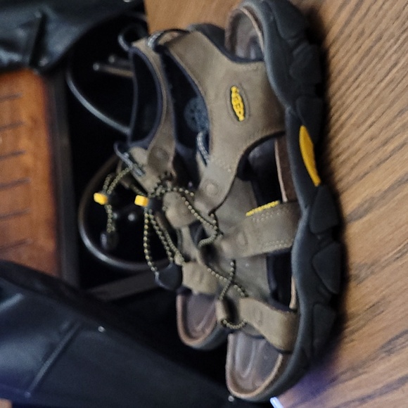 LIKE NEW KEEN SANDALS SZ 8 MEN - Picture 2 of 4